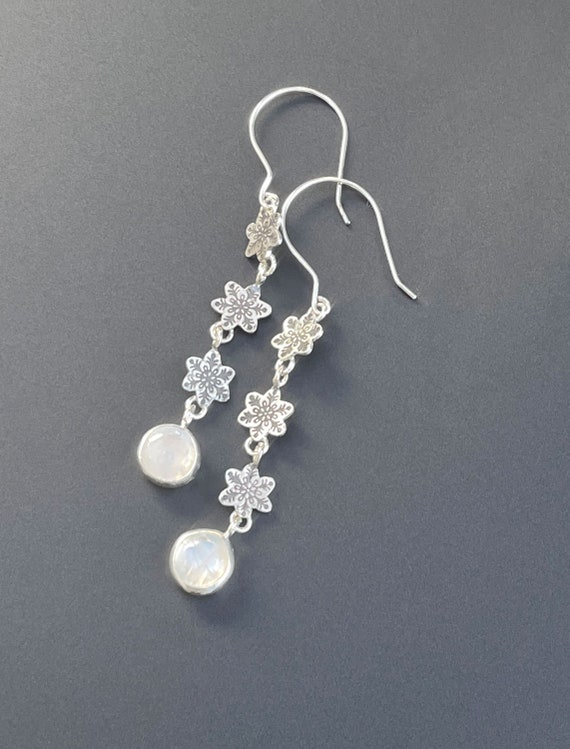 Snowflake earrings with moonstone