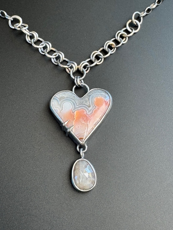 Rincon lace agate heart pendant with silver sapphire