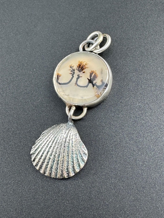 Silver shell pendant with dendritic agate