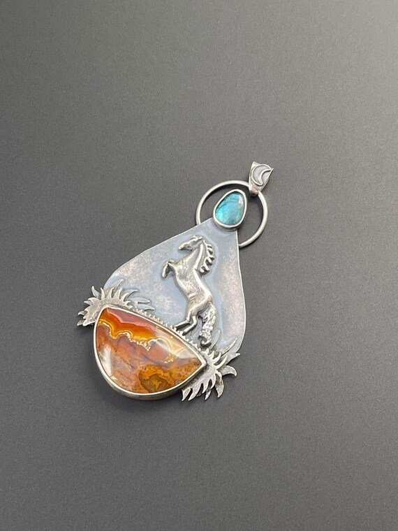 Horse pendant with kyanite and agate