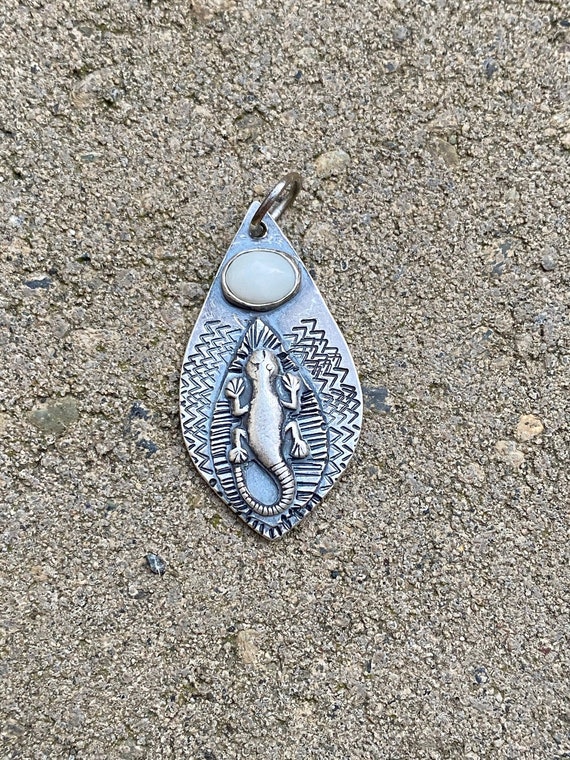 Lizard and agate pendant