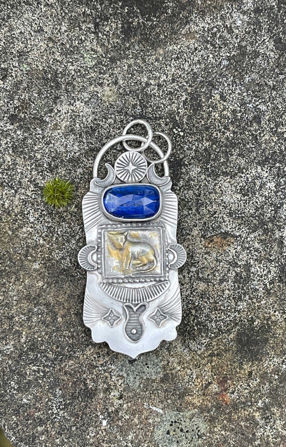 Cat pendant with blue kyanite