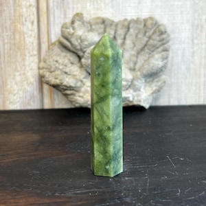 Torre de piedra de jaspe verde