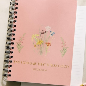 Cahier à spirales Faith & Florals – « Et Dieu vit que c'était bon » | Genèse 1:10 | Journal chrétien