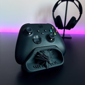 The Witcher Xbox Controller Stand – Wolf School Medallion
