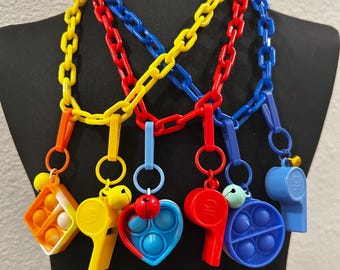 Collar con dije de juguete de silbato y pop: estilo años 80, 21 pulgadas