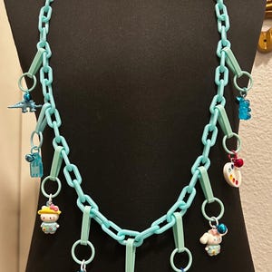 Collar con dije de campana estilo años 80: 9 dijes, cadena de 89 cm