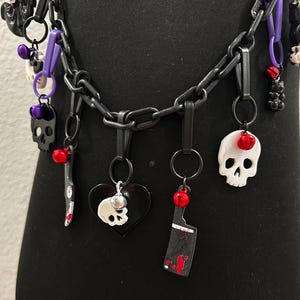 Collar con dijes de nostalgia de los años 80: dijes con clip de campana, cadena de 91 cm