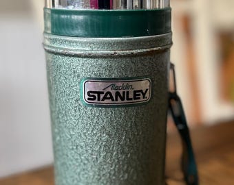 Termo Stanley Aladdin vintage - Acabado en tono verde martillado - Botella térmica clásica con taza cromada