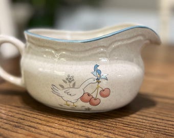 Salsera vintage de grosellas: decoración rústica de cerámica de ganso y cereza
