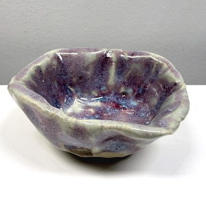 Bellissima ciotola in gres blu e lavanda – Ceramica realizzata a mano, ciotola da cucina e da portata dai colori vivaci. Con marchio impresso.