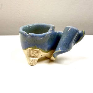 Maceta para cactus de tres patas, hecha a mano con estilo (TRIPOT) – Maceta azul para suculentas con drenaje, cerámica estampada.