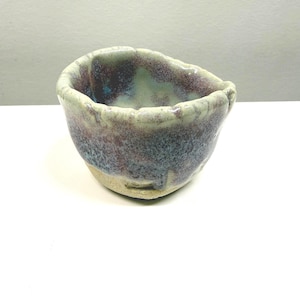 Bellissima ciotola in gres blu e lavanda – Ceramica realizzata a mano, ciotola da cucina e per salse dai colori tenui e vivaci. Con marchio impresso.