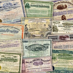 Könnte beinhalten: Eine Sammlung von alten Aktienzertifikaten in verschiedenen Farben, darunter Blau, Grün und Sepia. Die Zertifikate weisen aufwendige Designs, Illustrationen und Texte auf, mit Firmennamen wie 'The White Bear Mining Co.' und 'Pullman's Palace Car Company'.
