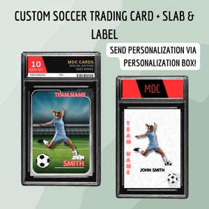 Puede incluir: Dos tarjetas de fútbol personalizadas en losas protectoras. Una tarjeta presenta a una jugadora de fútbol con uniforme azul en un campo, con el texto "TEAM NAME" y "JOHN SMITH". La otra tarjeta tiene un diseño similar. El texto en las tarjetas incluye "MDC CARDS" y "SEND PERSONALIZATION VIA PERSONALIZATION BOX!"