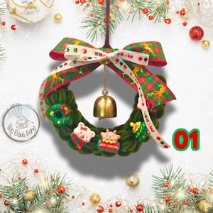Puede incluir: Una corona navideña festiva con base verde, adornada con pequeños elementos decorativos y una cinta a cuadros. La corona incluye una campana dorada y el número "01" en verde.