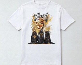 Camiseta gráfica "La codicia lo devora todo": Camiseta con estatua dorada y arte simbólico.