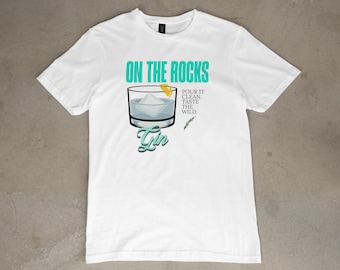 Camiseta "Gin On The Rocks" - Camiseta con gráfico de cóctel botánico - Ropa urbana con estilo inspirado en el alcohol - Foratu Indie Design