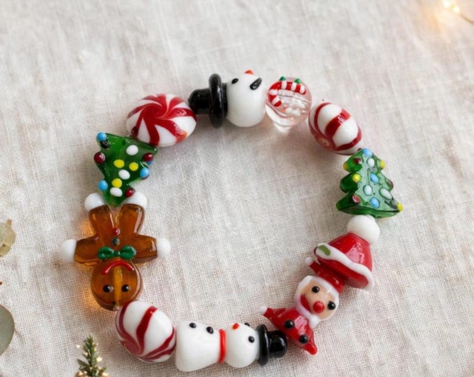 Lampwork Glass Christmas Bracelet:  Holiday  Jewelry Stretch Bracelet | Gingerbread man | Santa