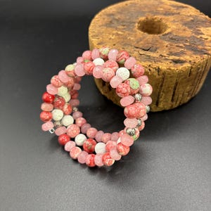 Puede incluir: Un juego de tres tazas de cerámica con un acabado mate moteado. Las tazas son de color crema, gris claro y gris oscuro. Cada taza tiene un diseño simple y minimalista y un asa redondeada.