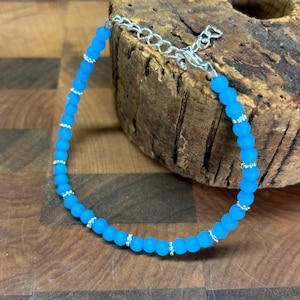 Bracelet bleu pacifique en verre de mer | Verre de mer bleu | Bracelet en verre de mer | Perles minimalistes de 4 mm