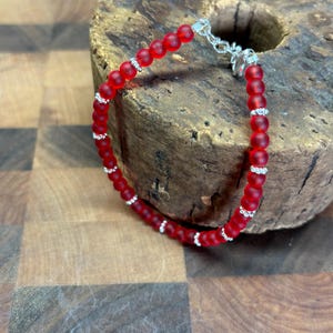 Bracelet en verre de mer rouge | Verre de mer rouge | Bracelet en verre de mer | Perles minimalistes de 4 mm