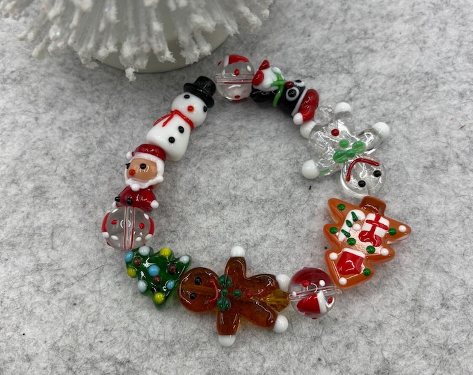 A Lampwork Glass Christmas Bracelet:  Holiday  Jewelry Stretch Bracelet | Gingerbread man | Santa