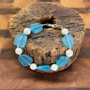 Bracelet en verre de mer bleu | Verre de mer bleu |  Perles blanches | Bracelet verre de mer