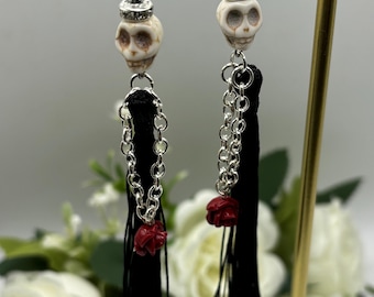 Silbernes Charm-Armband mit Totenköpfen und Edelsteinen | Halloween Edelstein-Armband | Bettelarmband | Sugar Skull Armband