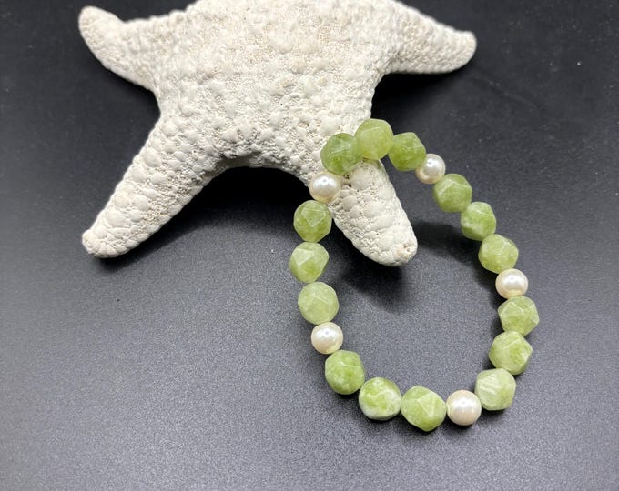 Faceted Peridot  and Pearl Gemstone Bracelet | Gemstone bracelet | Stretch Bracelet |