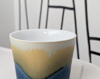 手作り陶器コーヒーマグ：オーシャンブルーとサンド釉、カナダ製