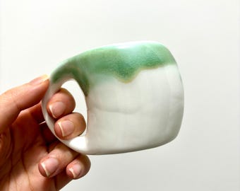 職人技が光るエスプレッソカップ、侘び寂びスタイルのコーヒーマグ、手のひらサイズのデミタスカップ、カナダ製