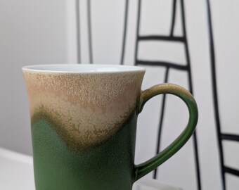 手作りのグリーンベージュの陶器マグカップ：カナダの陶器コーヒーカップ