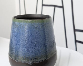ブルーカスケード陶器カップ：手作り陶器コーヒーマグ、カナダの工芸品