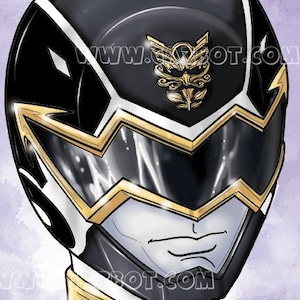 Peut inclure: Un casque noir et or avec une visière blanche et un emblème doré à l'avant. Le casque a un design anguleux et net, et un look futuriste élégant.