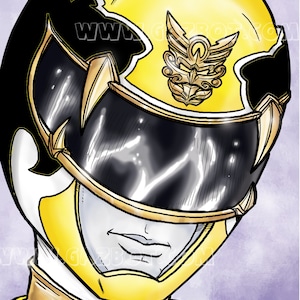 Peut inclure: Un casque de Power Ranger jaune et noir avec une bordure dorée et un emblème doré sur le devant. Le casque a une visière noire et une plaque faciale blanche.