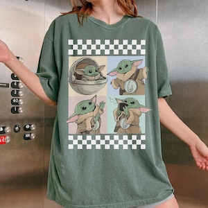 Pode incluir: T-shirt verde com um gr&aacute;fico de quatro pain&eacute;is de um personagem de uma popular s&eacute;rie de fic&ccedil;&atilde;o cient&iacute;fica. O personagem &eacute; retratado em v&aacute;rias poses, com uma borda quadriculada na parte superior e inferior. A camisa &eacute; de cor verde lisa.