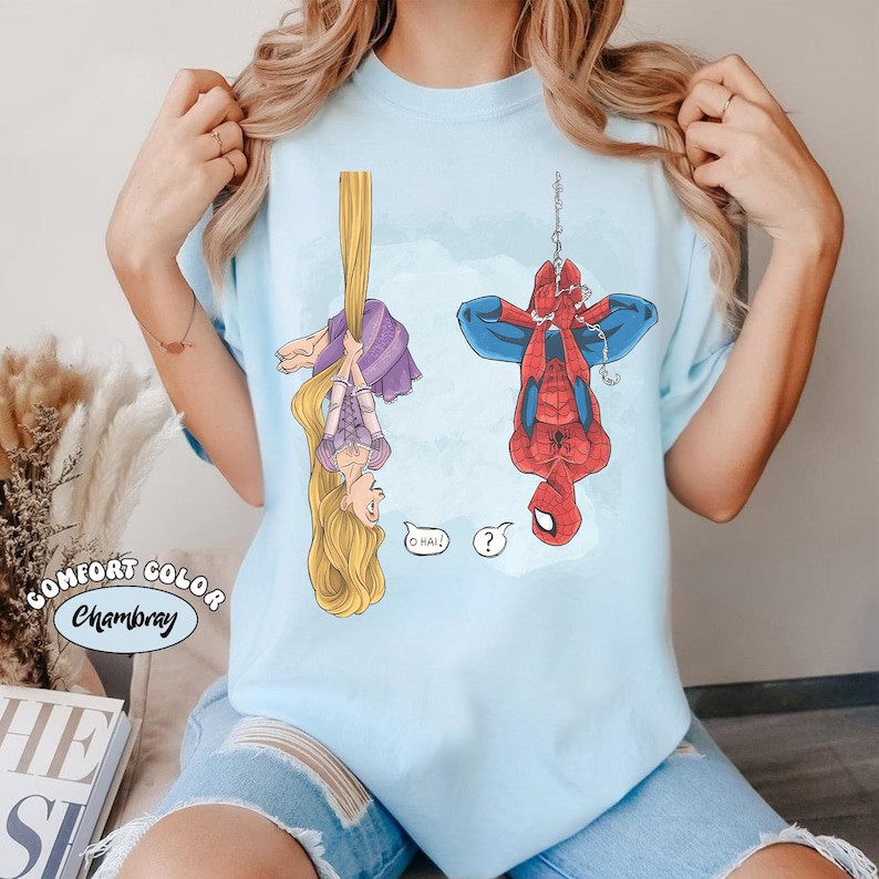 Op de afbeelding: Een set van drie keramische mokken met een gespikkelde, matte afwerking. De mokken zijn in tinten cr&egrave;me, lichtgrijs en donkergrijs. Elke mok heeft een eenvoudig, minimalistisch ontwerp, ideaal voor koffie of thee.