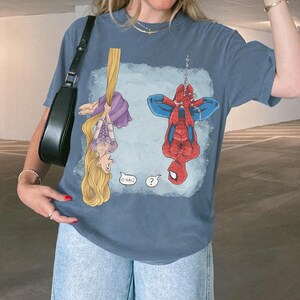 Op de afbeelding: Een witte keramische mok met een zwart handvat en de tekst "But First, Coffee" in een zwarte, vette letter. De mok staat op een houten oppervlak.