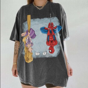 Shirt Rapunzel en Spider-Man, samen hangen T-shirt - grappige prinses en superheld mashup, Disney Marvel fan cadeau afbeelding 2