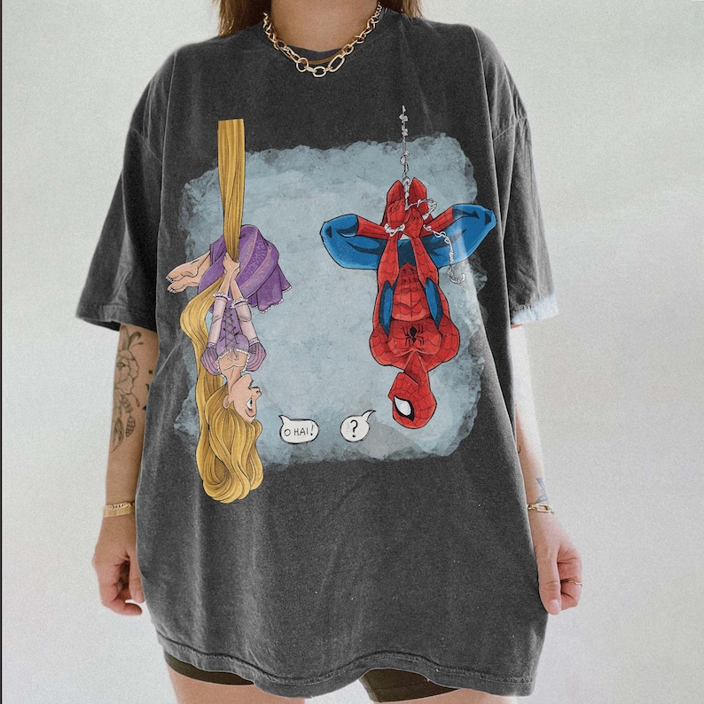 Shirt Rapunzel en Spider-Man, samen hangen T-shirt - grappige prinses en superheld mashup, Disney Marvel fan cadeau afbeelding 2