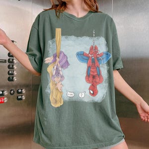Shirt Rapunzel en Spider-Man, samen hangen T-shirt - grappige prinses en superheld mashup, Disney Marvel fan cadeau afbeelding 4