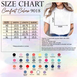 K&ouml;nnte beinhalten: Ein wei&szlig;es T-Shirt mit Gr&ouml;&szlig;entabelle und Farboptionen. Die Gr&ouml;&szlig;entabelle zeigt Ma&szlig;e in Zoll f&uuml;r die Gr&ouml;&szlig;en XS bis XL. Zu den Farboptionen geh&ouml;ren Schwarz, Blossom, Blue Jean und mehr. Der Text lautet "Comfort Colors 9018".