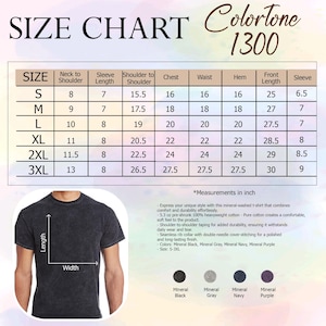 Pode incluir: Tabela de tamanhos para uma camiseta lavada com minerais, com medidas em polegadas para os tamanhos S a 3XL. Inclui pesco&ccedil;o a ombro, comprimento da manga, peito, cintura e dimens&otilde;es da manga. Dispon&iacute;vel em Preto Mineral, Cinza, Marinho e Roxo.