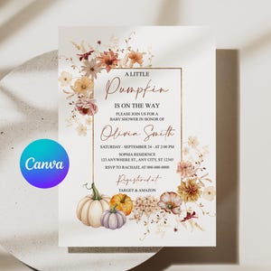 Op de afbeelding: Een rechthoekige uitnodigingskaart voor een babyshower met een gouden kader, bloemenillustraties in oranje, roze en crèmetinten, en pompoenen onderaan. De tekst luidt A Little Pumpkin Is On The Way, Olivia Smith, en bevat de evenementgegevens.