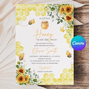 Può includere: Un invito per un baby shower con un design a nido d'ape giallo e bianco, girasoli e api dei cartoni animati. Il testo recita "A Little Honey is on the Way!" e include i dettagli dell'evento. L'invito è su una superficie di legno.
