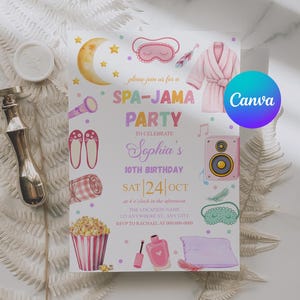 Può includere: Invito per una Spa-Jama Party con illustrazioni di articoli da spa, come un accappatoio, una mascherina per gli occhi e delle pantofole. L'invito include il testo "SPA-JAMA PARTY" e "10° Compleanno di Sophia" con la data "SAB 24 OTT".