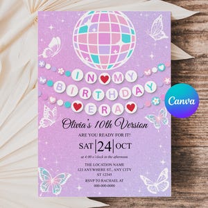 Può includere: Un invito di compleanno lilla con un motivo a palla da discoteca e farfalle. Il testo dice "In My Birthday Era" e "Olivia's 10th Version". La data è il 24 ottobre.