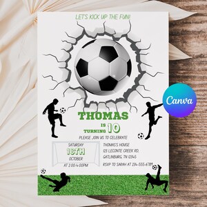 Op de afbeelding: Voetbal-thema verjaardagsuitnodiging met een voetbal die door een gebarsten muur breekt. De uitnodiging bevat de naam "Thomas" en de leeftijd "10", samen met evenementdetails. Silhouetten van voetballers zijn ook inbegrepen.