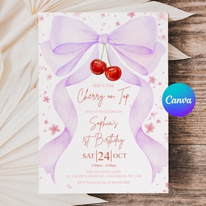 Op de afbeelding: Een verjaardagsuitnodiging met een aquarelontwerp. De uitnodiging heeft een grote lavendelstrik, twee kersen en de tekst "She's the Cherry on Top" en "Sophia's 1st Birthday". De achtergrond is wit met roze bloemaccenten.